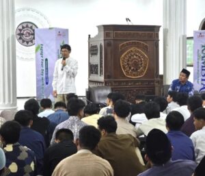 Prof Dr Wahyudi Siswanto MPd (kiri) memberikan motivasi kepada mahasiswa baru UMM dalam Kajian Al-Qur’an Maghrib–Isya (Kamisya)