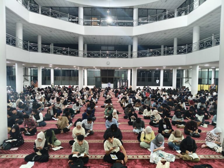 Syahdu dan Khidmat, 600 Mahasiswa UMM Ikuti Ujian Semarak Literasi Quran di Lantai 3 Masjid AR Fachruddin
